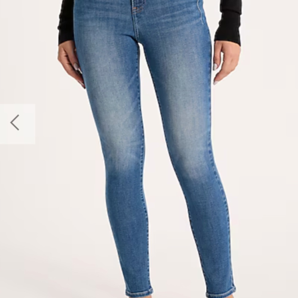 EXPRESS NWT Mid Rise Medium Wash FlexX Skinny Jeans  Small